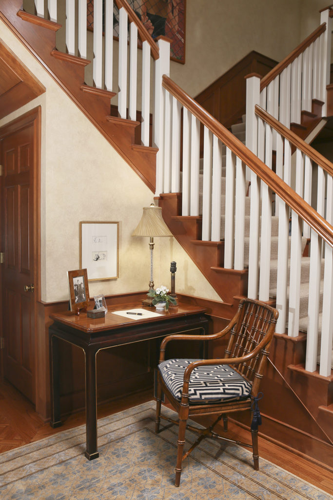 Foyer with writing desk and chairs
